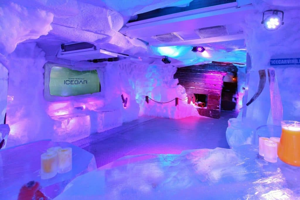 A bar made entirely of ice - Puffit